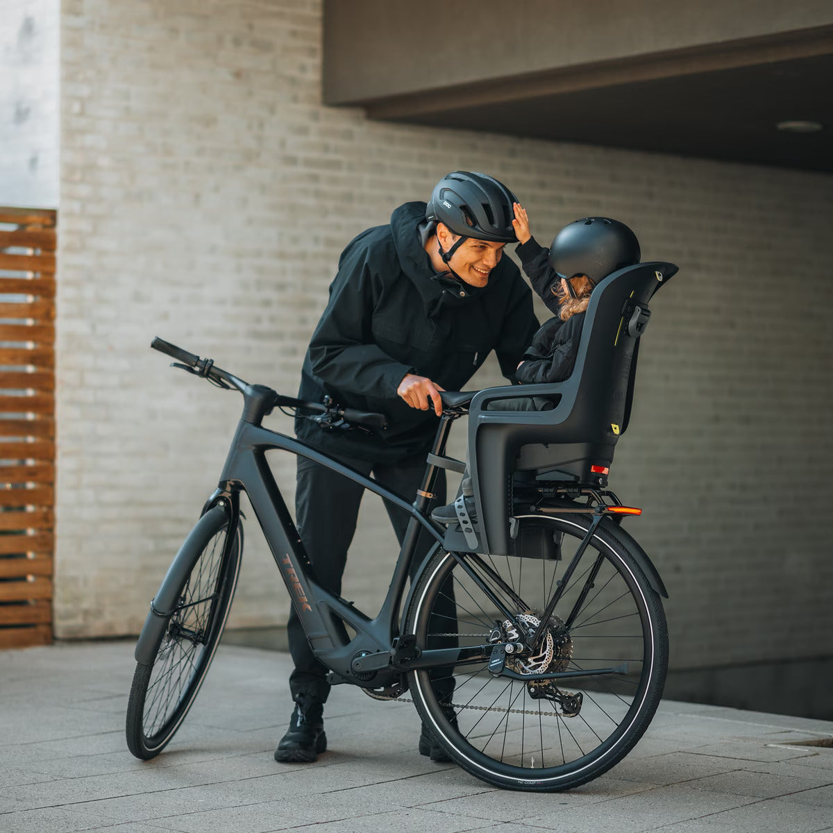 Kinderzitje achter Thule Ride Along 2 voor bagagedragerbevestiging - dark grey