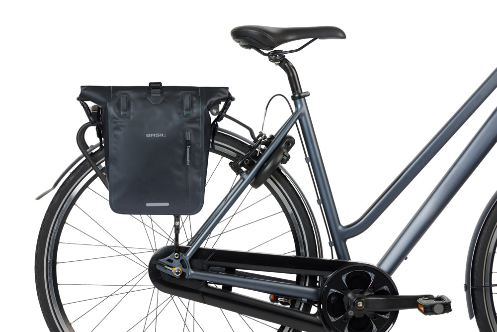 Enkele fietstas Basil Rivo M tarpaulin MIK 12-15L 14 x 25 x 38 cm - zwart