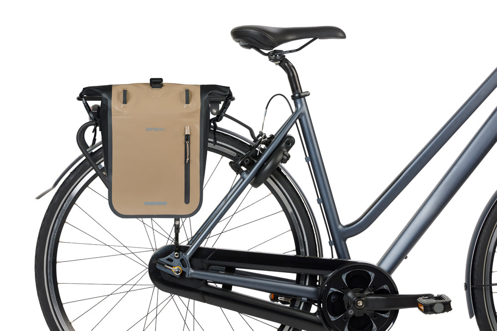 Enkele fietstas Basil Rivo M  tarpaulin MIK 12-15L 14 x 25 x 38 cm - zand/zwart
