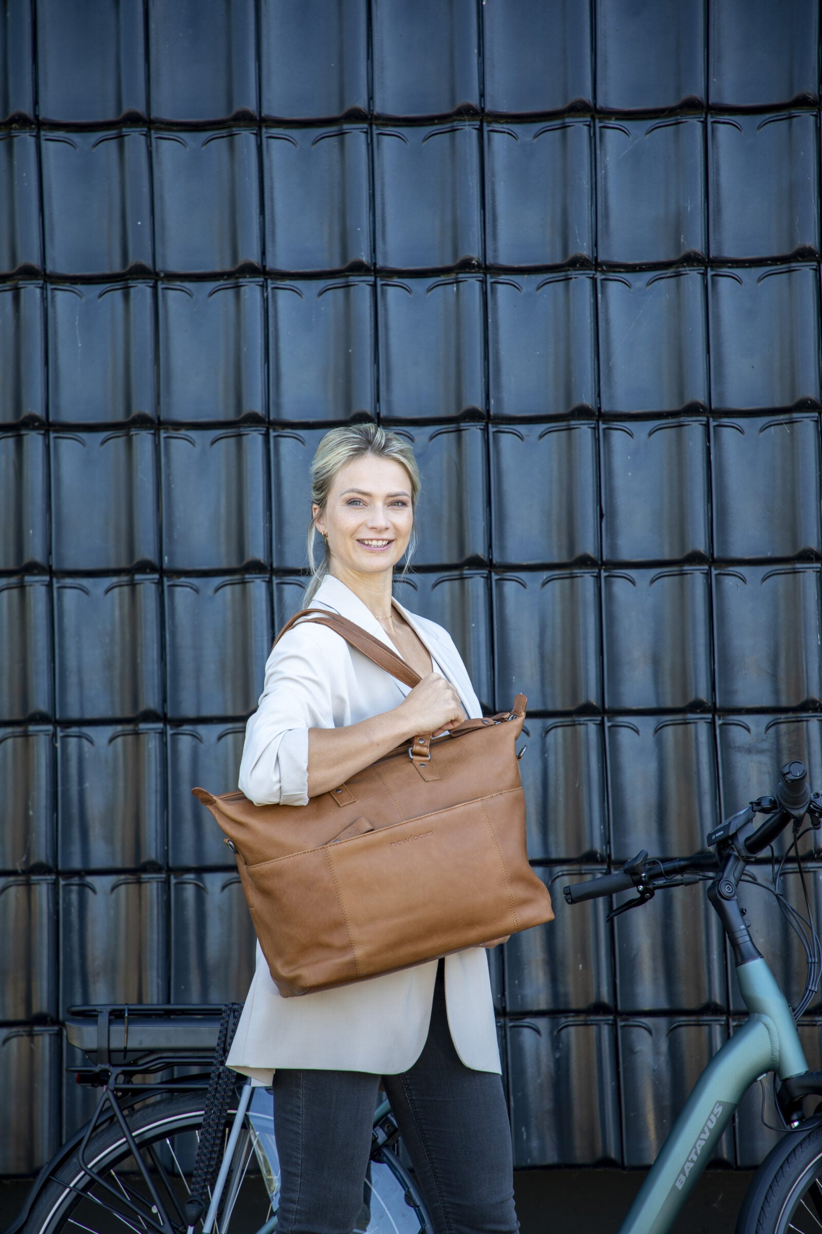 Fietstas New Looxs Verla 21 liter 34 x 18 x 44cm - gemaakt van luxe leer - cognac