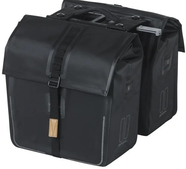 Dubbele fietstas Basil Urban Dry MIK 50 liter 16 x 31 x 32 cm (2x) - Mat zwart