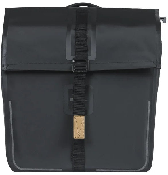 Dubbele fietstas Basil Urban Dry MIK 50 liter 16 x 31 x 32 cm (2x) - Mat zwart